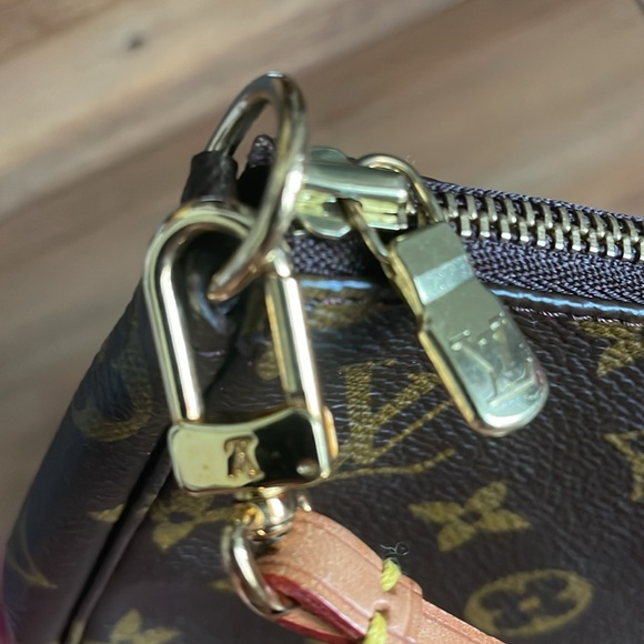🎉HOST PICK🎉 Louis Vuitton Monogram Pochette Accessories - Picture 4 of 15